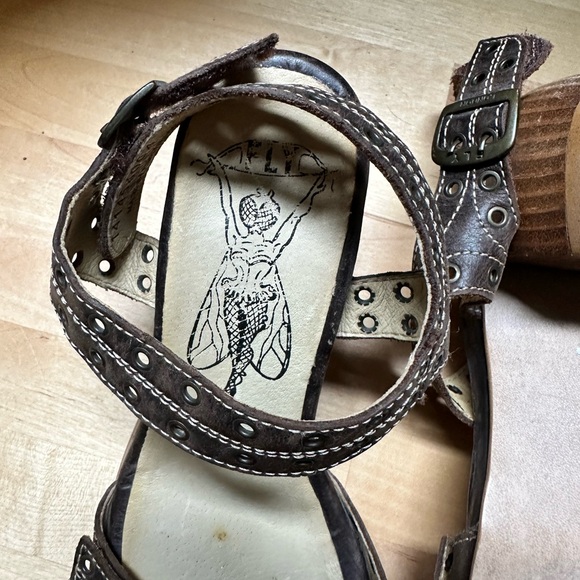 Fly shoes - Picture 3 of 3